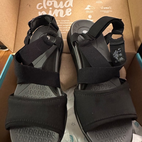 Bzee’s Sandals - Picture 4 of 4